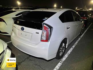 2015 Toyota PRIUS - Thumbnail