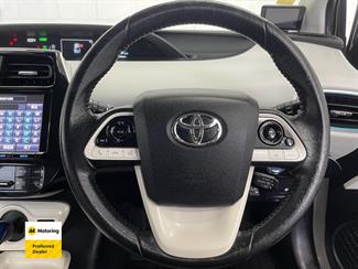 2016 Toyota PRIUS - Thumbnail