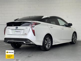 2016 Toyota PRIUS - Thumbnail