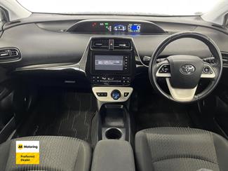 2016 Toyota PRIUS - Thumbnail