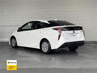 2017 Toyota PRIUS - Thumbnail