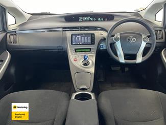 2015 Toyota PRIUS - Thumbnail